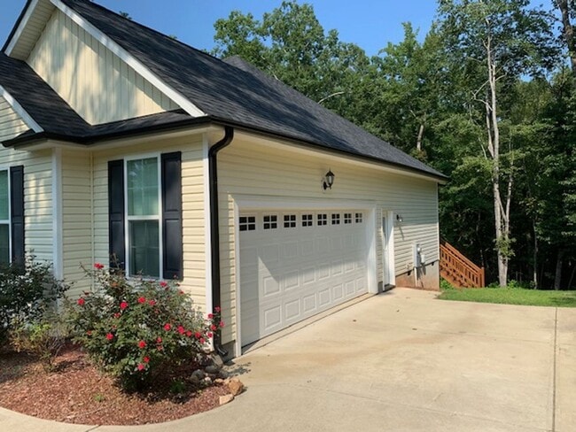 Building Photo - Adorable Ranch Home in a Great Neighborhood!
