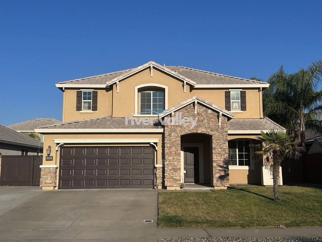 Foto principal - Stunning 4/3 in Roseville! 2 Car Garage!