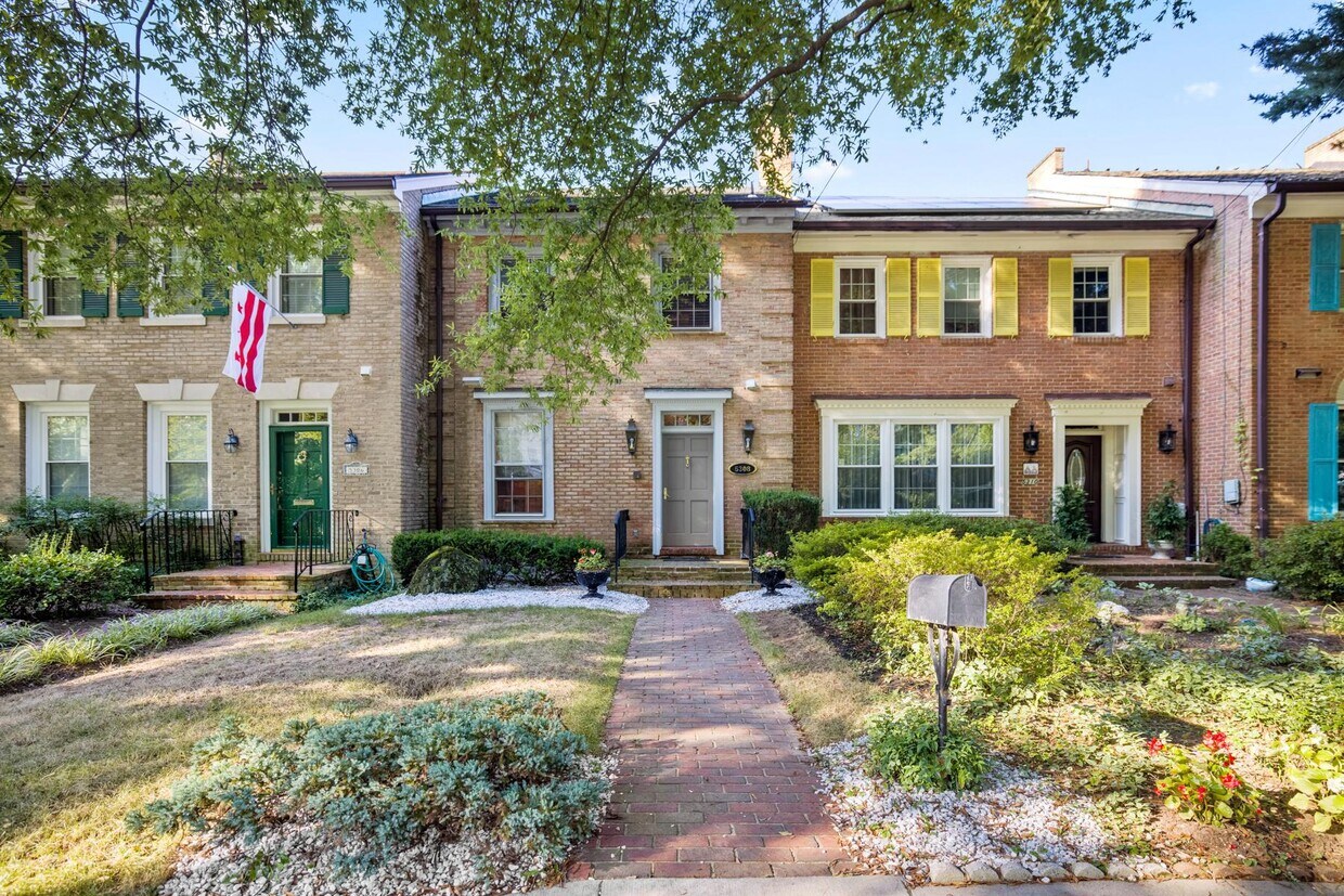 Foto principal - 5308 MacArthur Blvd NW