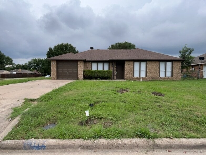 Primary Photo - 112 Mesa Dr