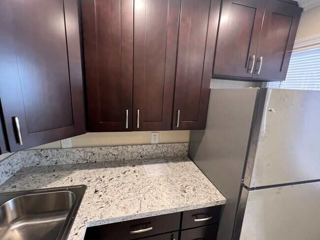 Foto del edificio - 2402 Vanderbilt Ln