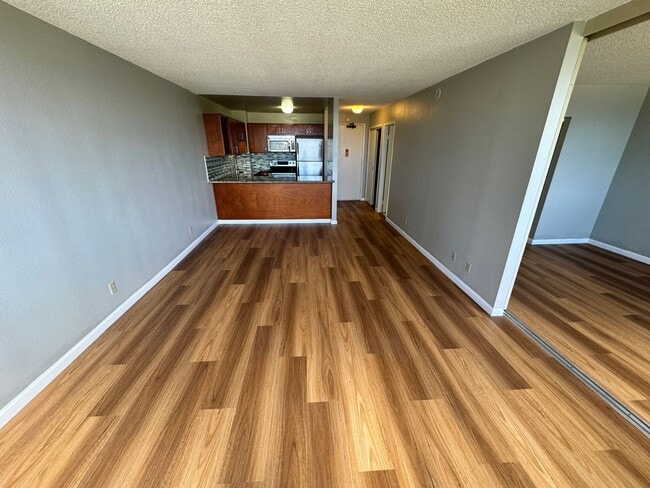 Building Photo - Updated 1 bed, 1 bath, 1 parking unit in K...