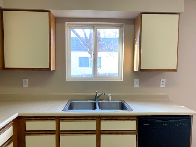 Building Photo - 1700 Erin Ct
