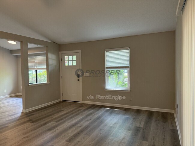 Building Photo - 1047 Oakcrest Dr
