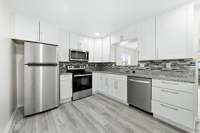 Foto del edificio - 22546 Ira Blvd