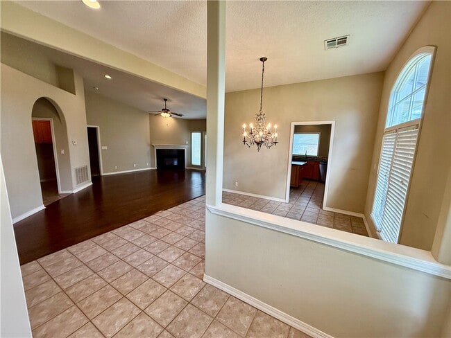 Building Photo - 4214 N Meadow View Dr