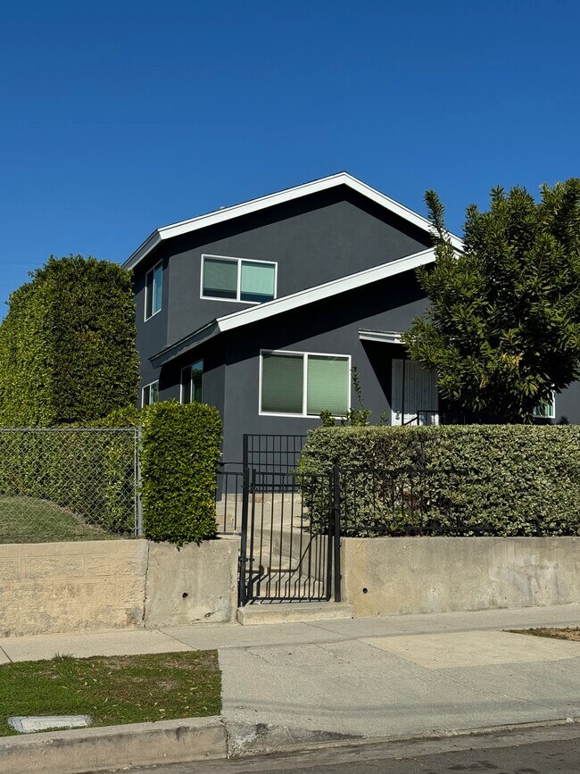 Frente 1 - 3019 Chaucer St