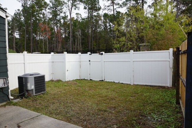 Building Photo - 3 bedroom 2.5 bath townhome