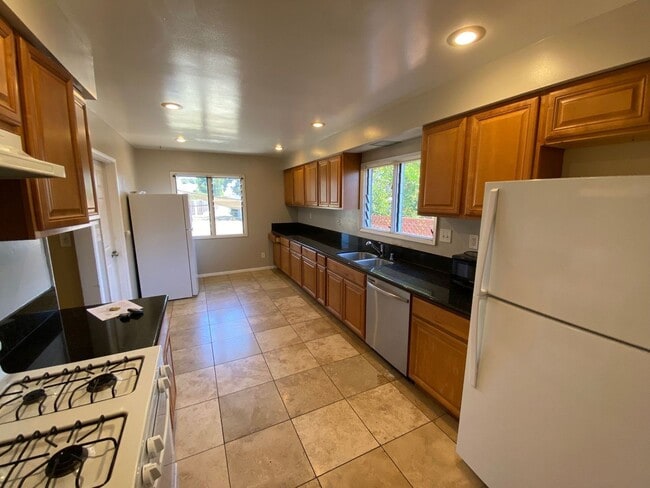 Building Photo - HUGE House! Big Yard! (Lease out, pending ...