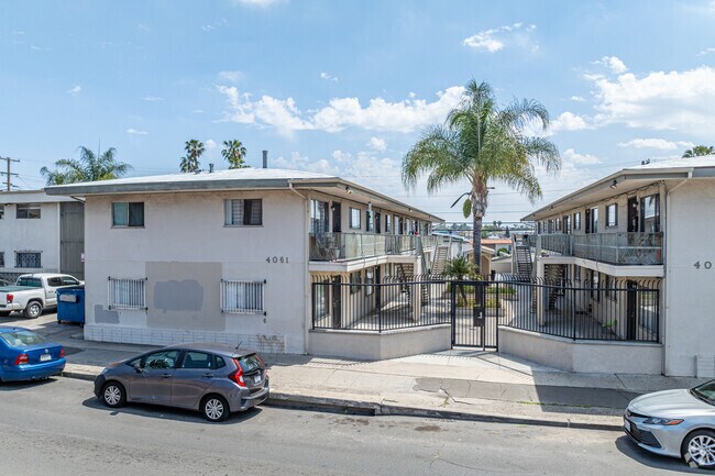 Vista desde la calle - 4051-4061 Euclid Avenue