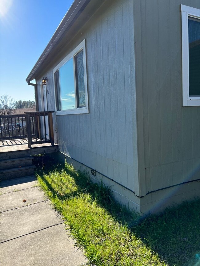 Building Photo - 2 bedroom, 1 bathroom home located in the ...