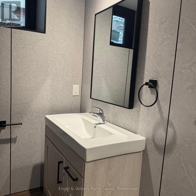 Building Photo - 57 James St