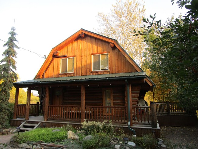 Foto del edificio - 4 bedroom  Whitefish River Cabin