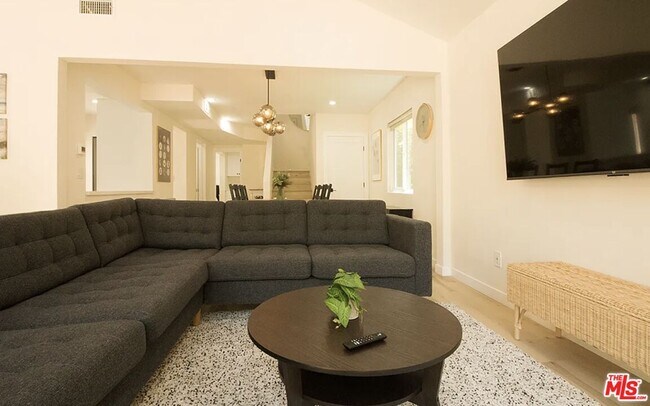 Foto del edificio - 9042 Phyllis Ave