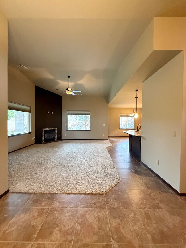 Foto del edificio - 4 bed 2 Bath off Keene