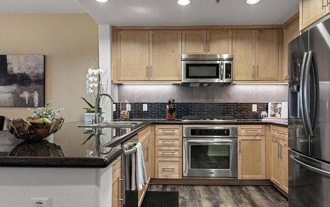 Building Photo - 931 E Walnut St