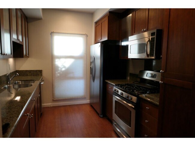 Building Photo - Modern Townhome Style Tri-level 2-BR, 2.5B...