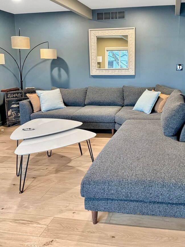 Building Photo - Dog-Friendly Fully Furnished 3-Bedroom Boise Rental Near St. Luke’s, Boise River Greenbelt, Parks...