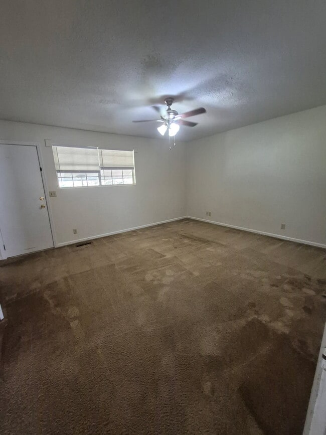 Building Photo - 108 Country Club Dr