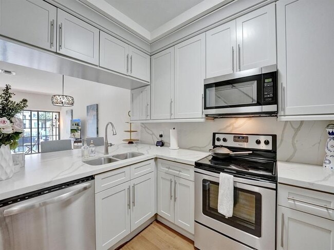 Building Photo - 4300 S Ocean Blvd