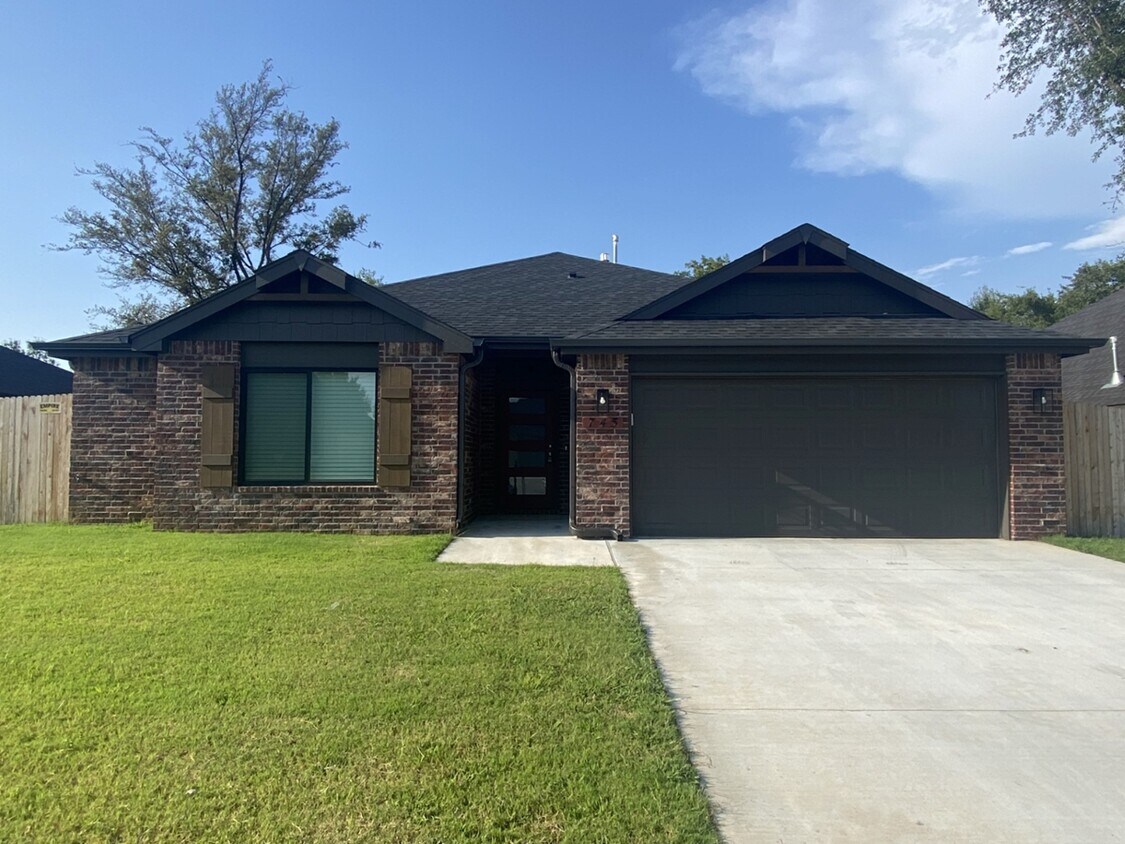 Foto principal - 745 E 139th Pl N