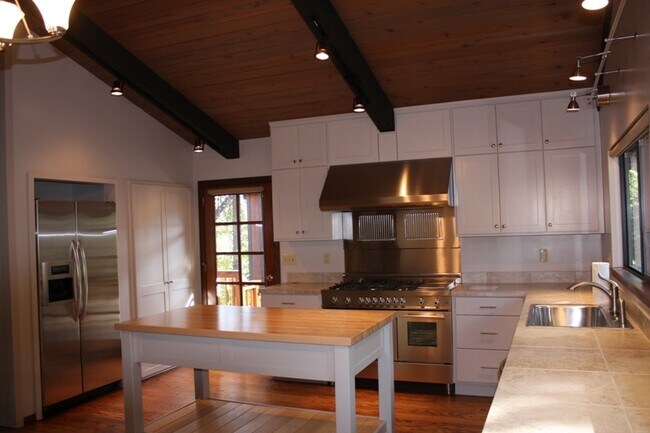 Building Photo - Wooded View Estate in Jacksonville