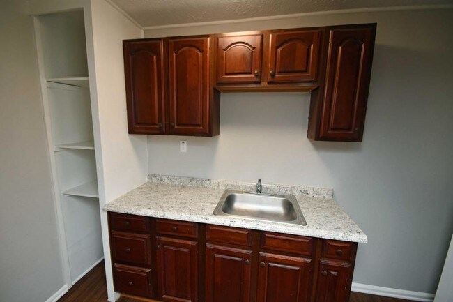 Building Photo - 910 N Washington St