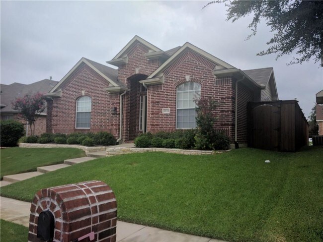 Building Photo - 2034 Camelot Dr
