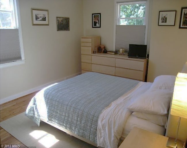 Large Bedroom - 2205 Washington Avenue
