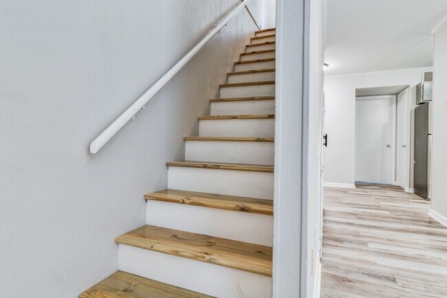 Building Photo - Beautiful and Spacious!  Freshly Renovated Inside and Out!  Wonderful Location!