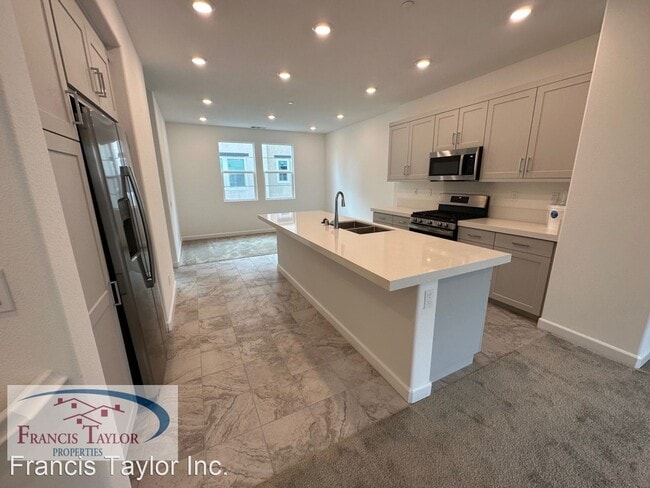 Building Photo - 4 br, 3.5 bath House - 1228 Sunrise View #103