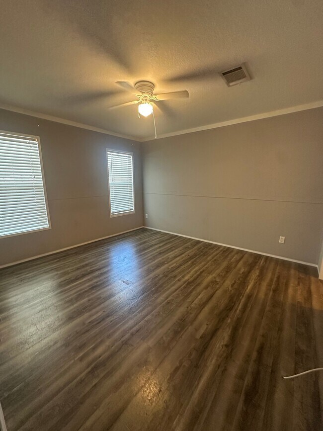 Foto del edificio - 8535 Mathews Rd