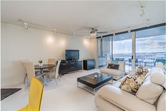Building Photo - Furnished 1 Bed 1 Bath 1 Parking at Honolulu Park Place