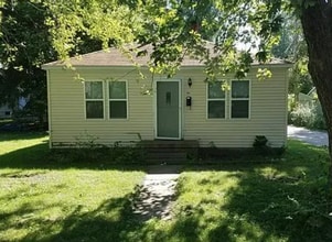 Building Photo - 806 N Willis Ave
