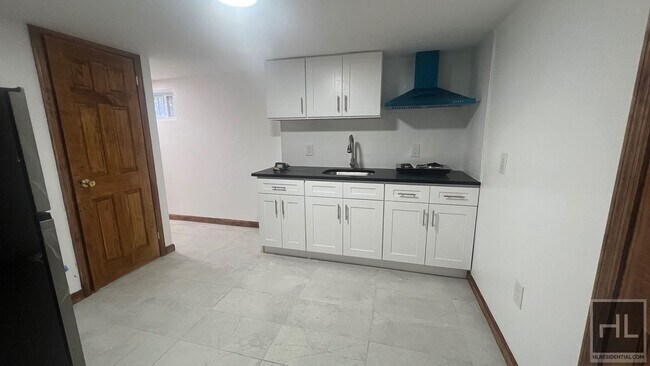 Foto del edificio - FRESHLY GUT RENOVATED 2 BEDROOMS PLATTWOOD...