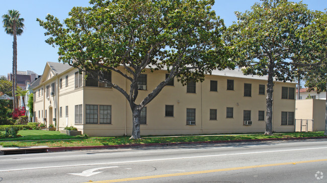 Building Photo - 421 N Doheny Dr