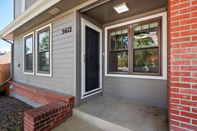 Foto del edificio - Bright & Spacious 2BR/2BA Townhome with Loft, Fireplace & Private Garage