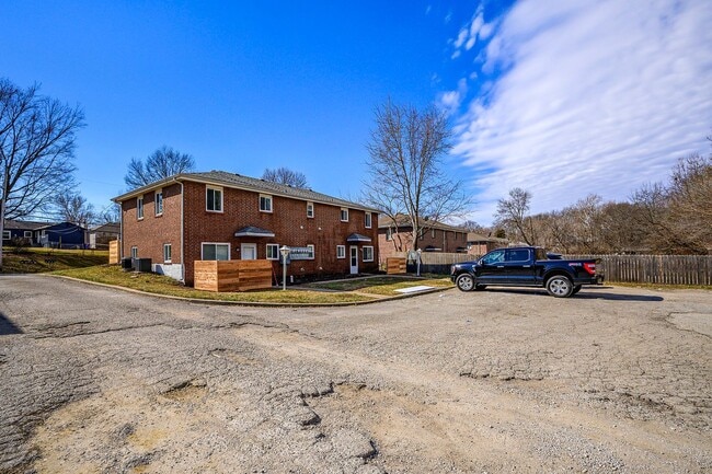 Building Photo - Newly Renovated 2BR-1BA Apartment in Glads...