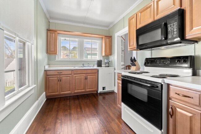 Building Photo - Beautiful, furnished apartment for rent in...