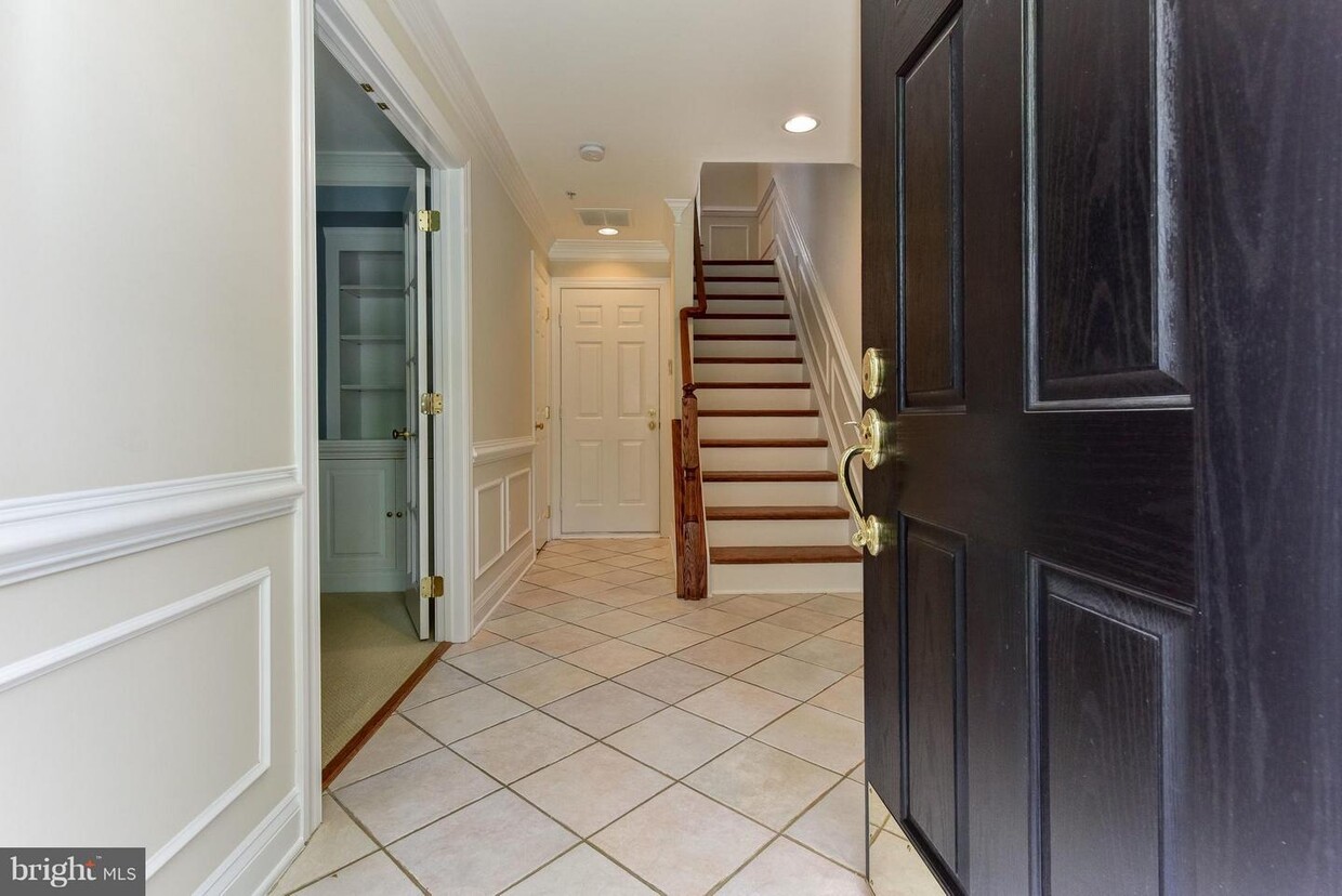 Primary Photo - 1214 Roundhouse Ln