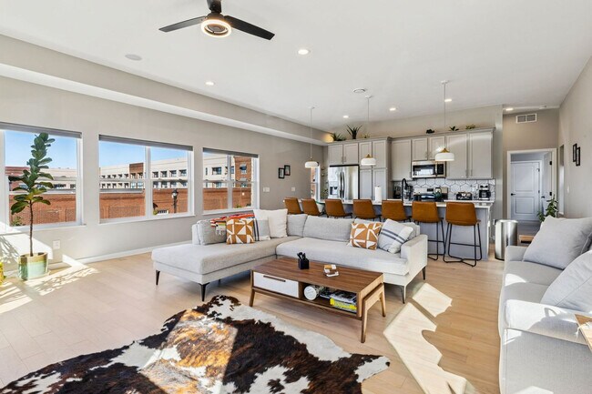 Foto del edificio - 412 W Shoreline Dr