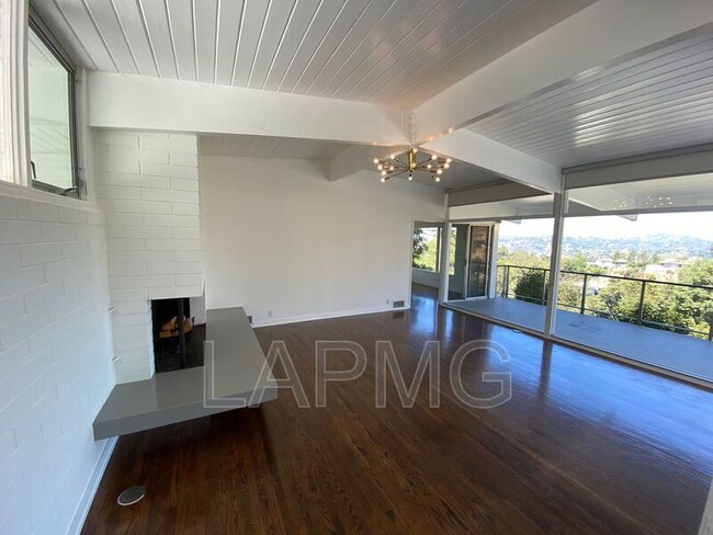 Building Photo - 3395 Deronda Dr