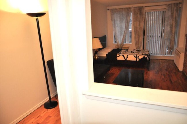 Building Photo - 407 W 51st St