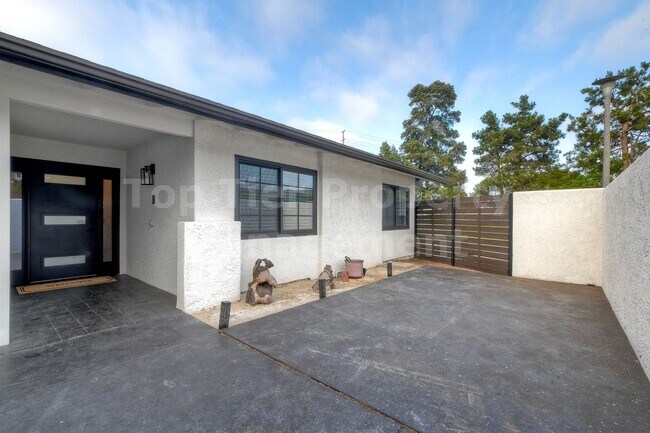 Foto del edificio - ***Completely Remodeled 4 bed, 2 bath Hous...