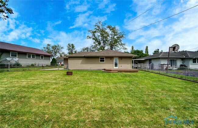 Large - Fenced in backyard with deck - 2114 Jennifer Ln