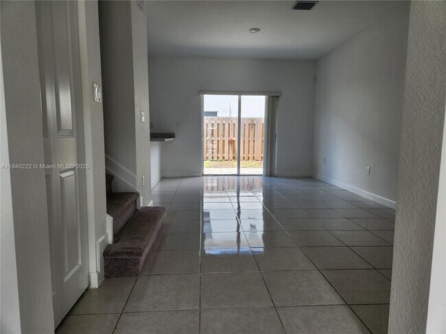 Foto del edificio - 2693 SE 19th St