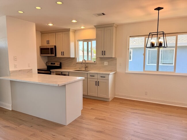 Building Photo - 1265 Bouret Dr
