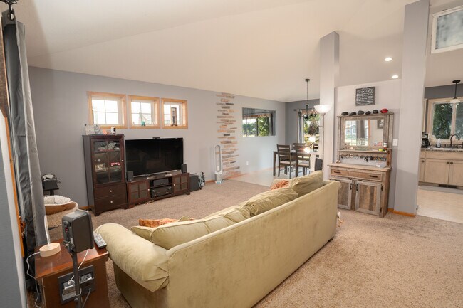 Building Photo - 1111 Orchid Dr NE