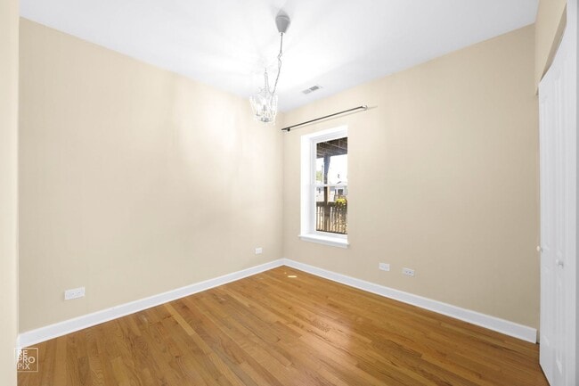 Foto del edificio - A Fantastic 2-bed in Fabulous Lakeview