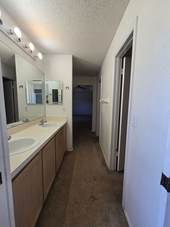 Foto del edificio - Large 4 Bedroom 2 & 1/2 Bath - 2 story Hom...
